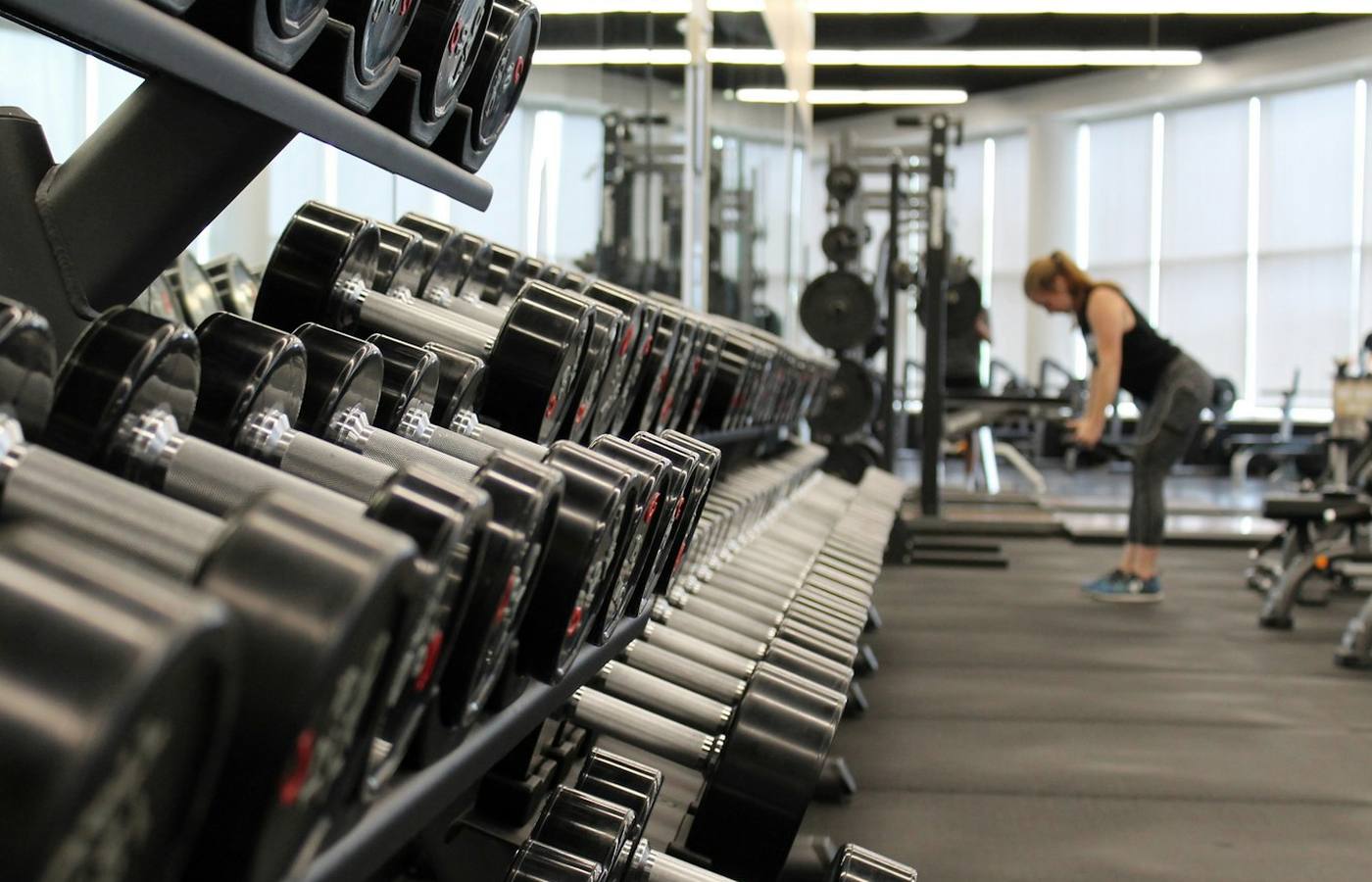 Energická skupinová lekce ve fitness studiu