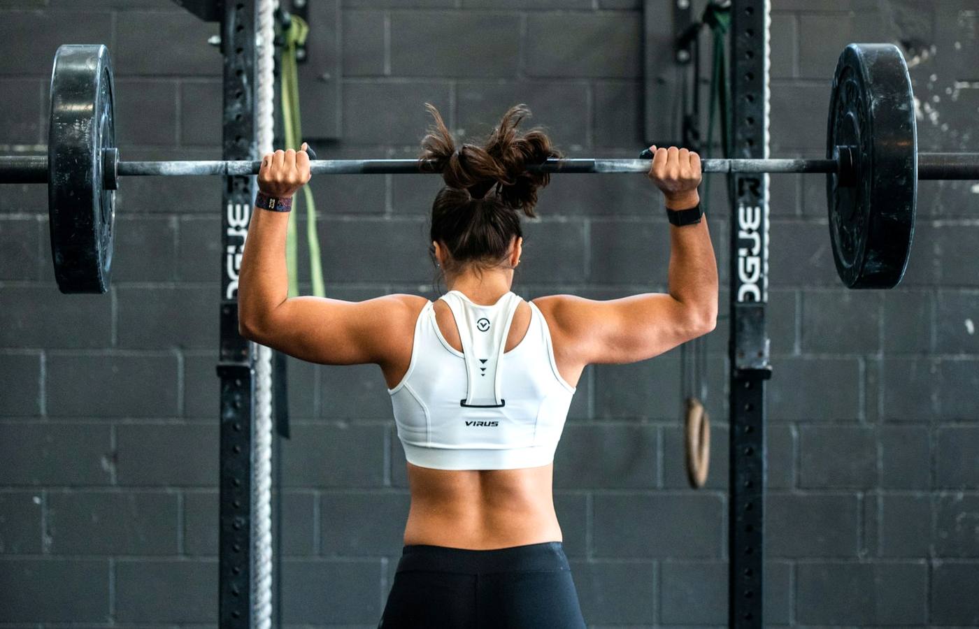 Vstup do moderního fitness studia v centru Montréal